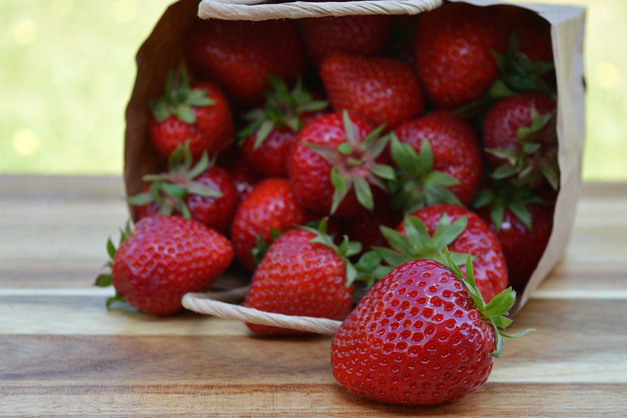 Papiertüte mit Erdbeeren