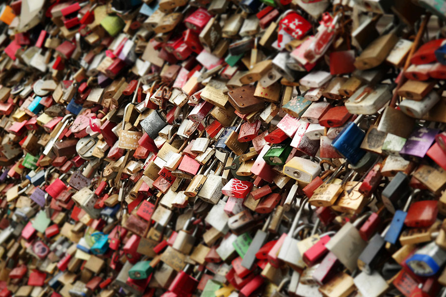 Vorhängeschlösser, die Liebeszeichen verschließen