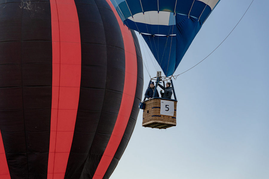Hot air balloons next each other