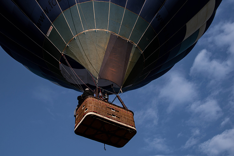 Floating gondola basket