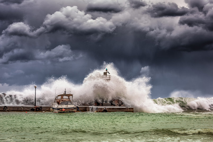 Big waves under angry sky