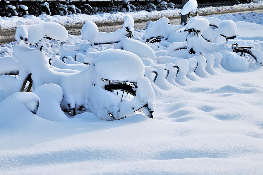 Fietsenstalling rek wintersneeuw