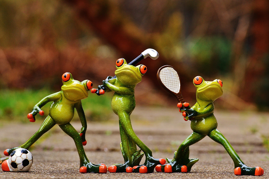 Frogs athletes figurines