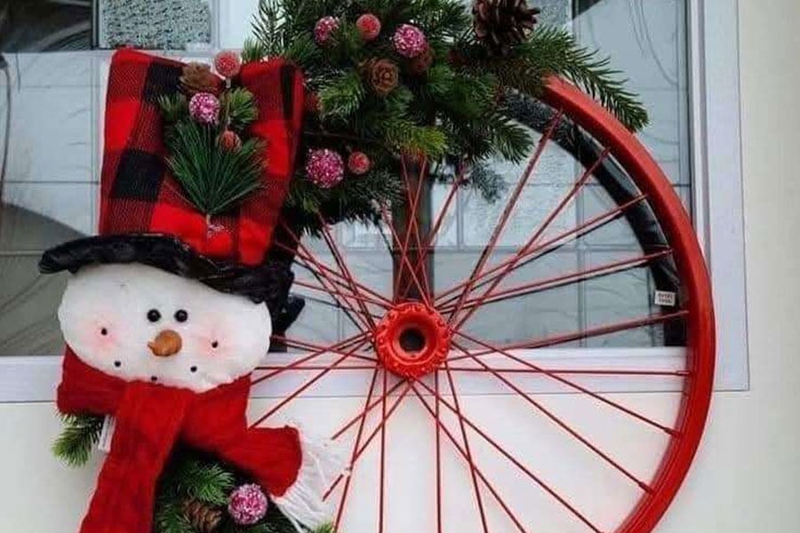 Decorative wreath made of painted bicycle wheel