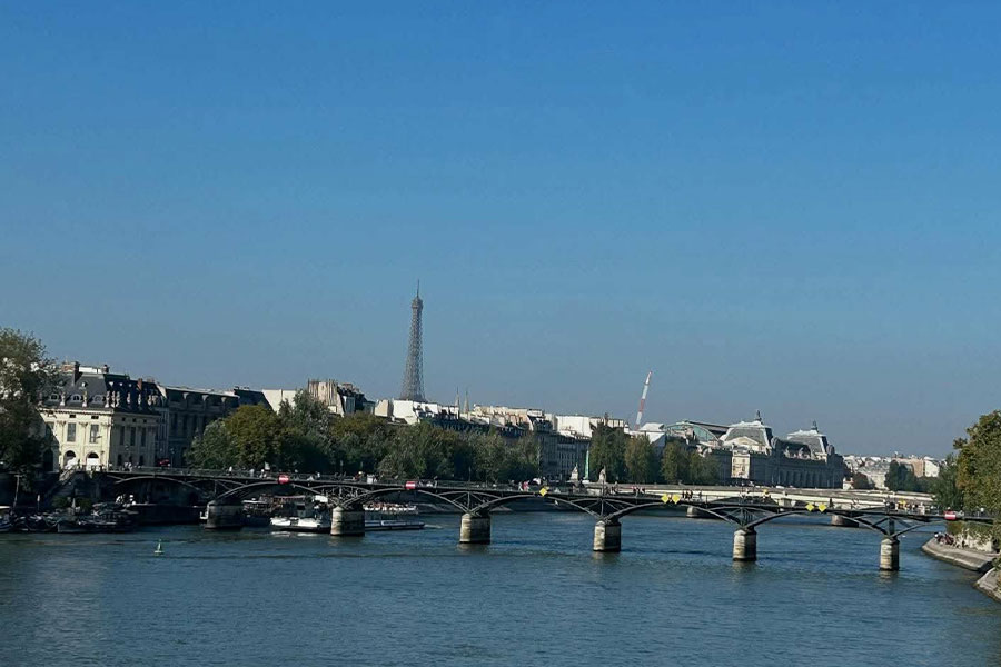 The Pont neuf oldest bridge in Paris