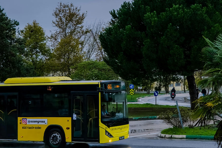 Żółty autobus transportowy