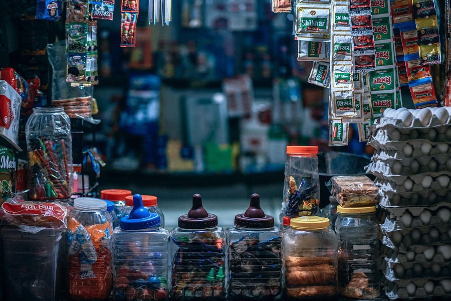 Kleine winkel vol met voorraden