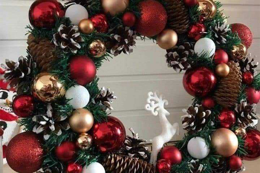 Christmas wreath holiday tradional decoration