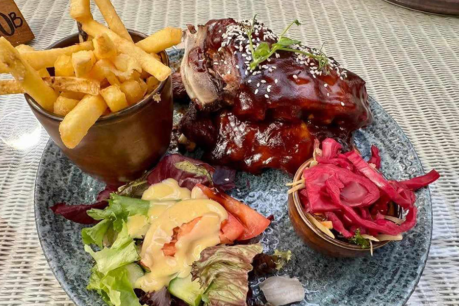 Pommes, Spareribs, Essen
