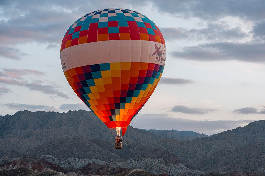 Balon na ogrzane powietrze na niebie