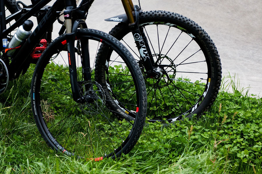 Dwa rowery górskie o efektownym designie