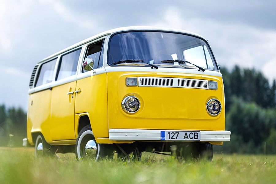 Klasyczny żółty van Volkswagen