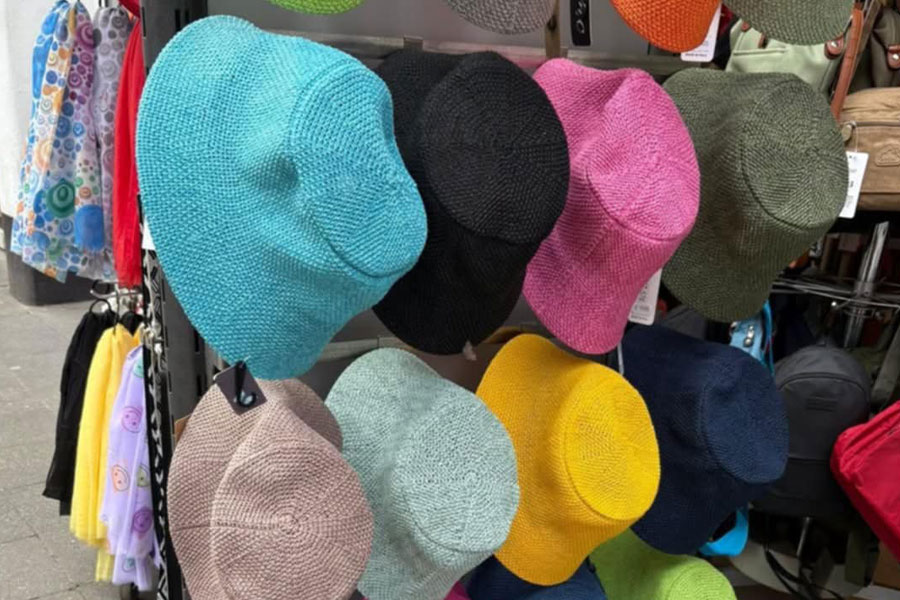 Geschäft mit bunten Hüten