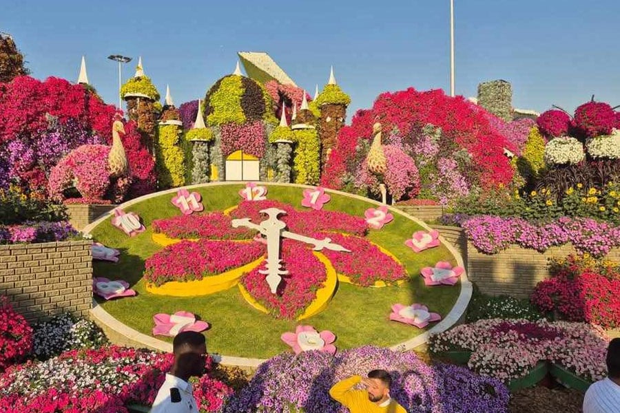 Horloge en forme de fleur dans le jardin de Dubaï