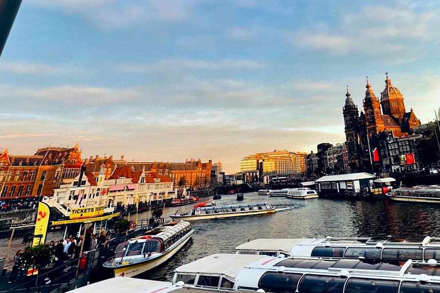 Barcos por los canales de Ámsterdam