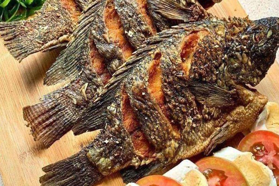 Smażona tilapia z jajkami i pomidorami