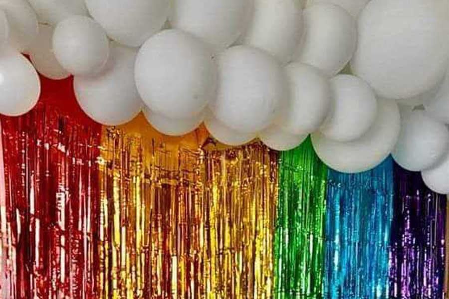 Cortina de oropel colorida con globos blancos