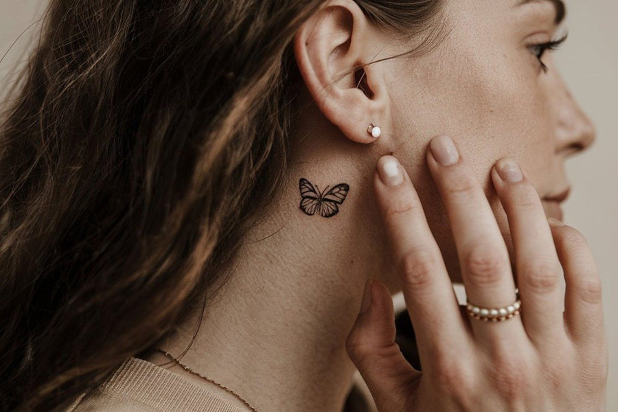 Ein Frauenmodestil mit Tattoo