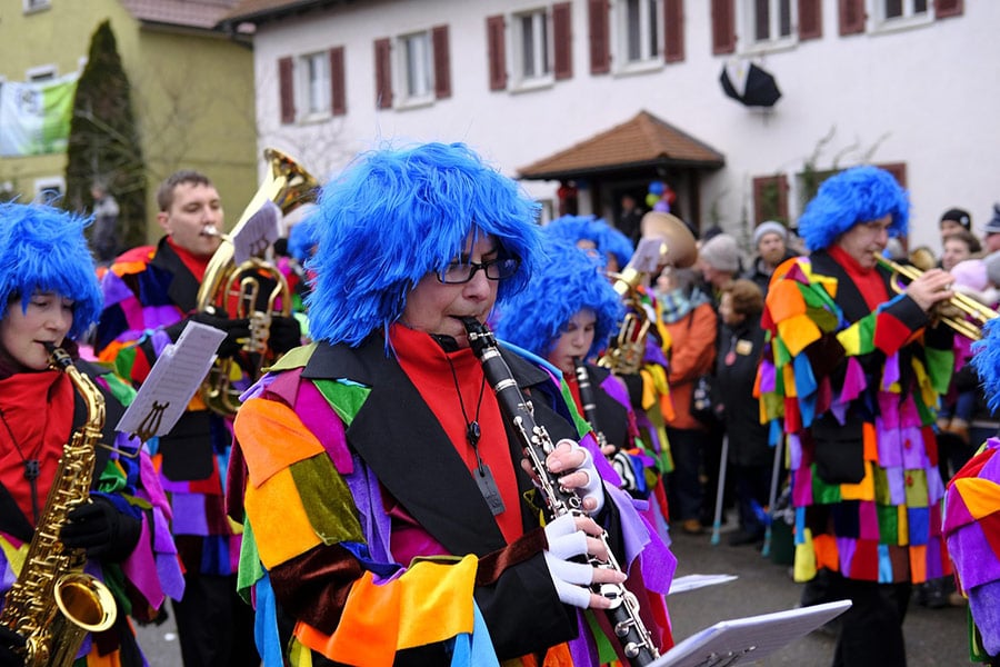 Bunte Menschen Kostüme Band Musik Trompete