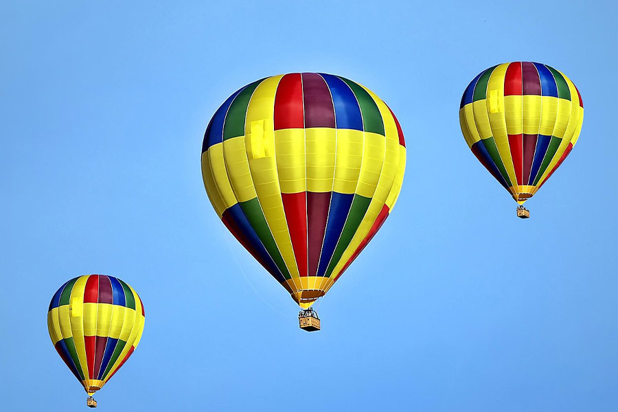 Drei gleichfarbige Heißluftballons