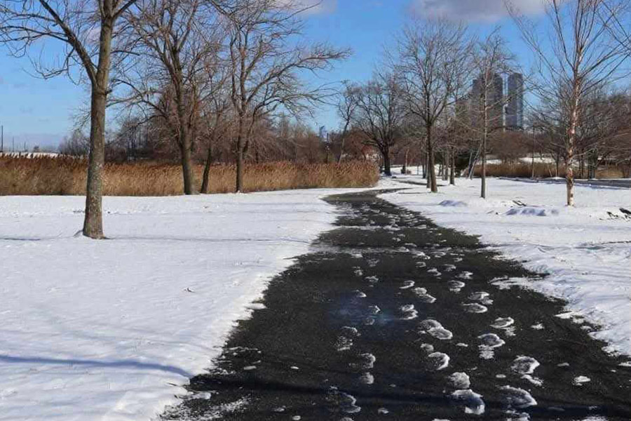 Weg mit den schneebedeckten Seiten