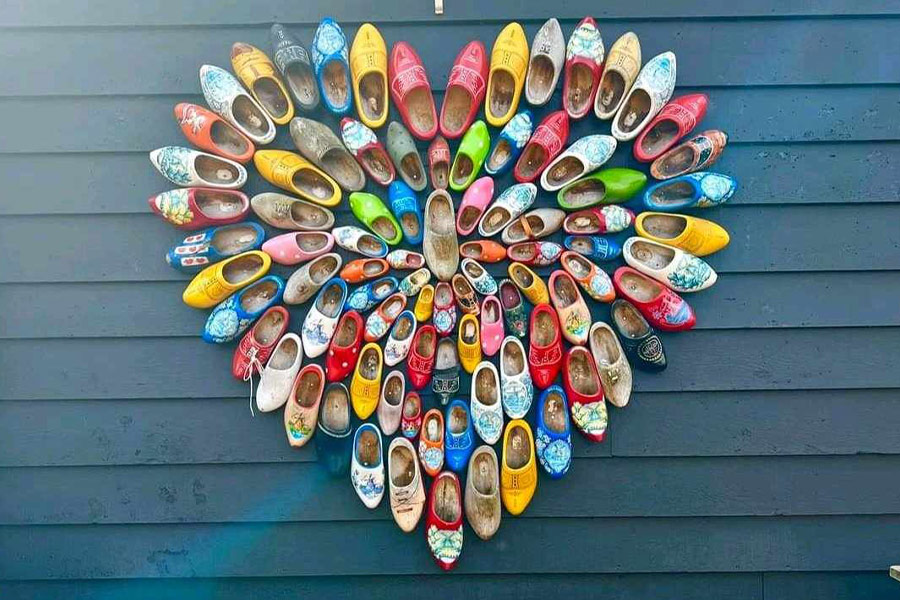 Holzschuhe in Herzform