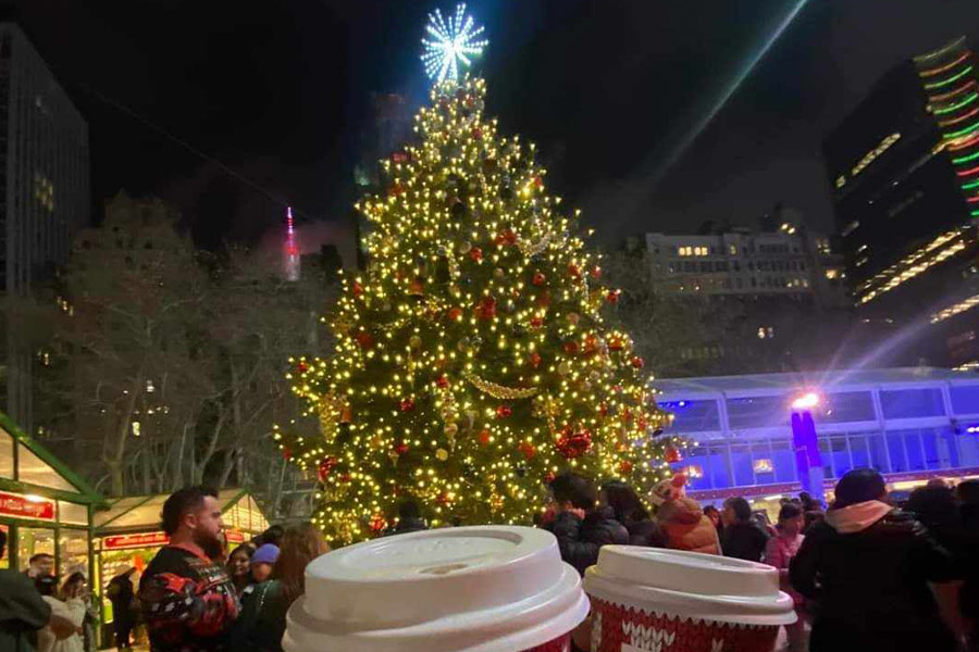 Riesiger Weihnachtsbaum in der Stadt