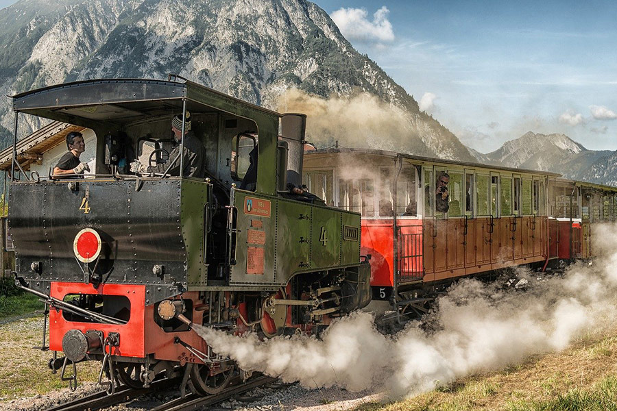 Rauchige Eisenbahn mit Zug