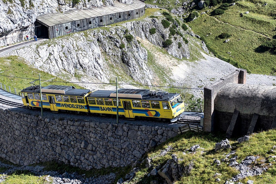 Treno delle montagne del tunnel ferroviario
