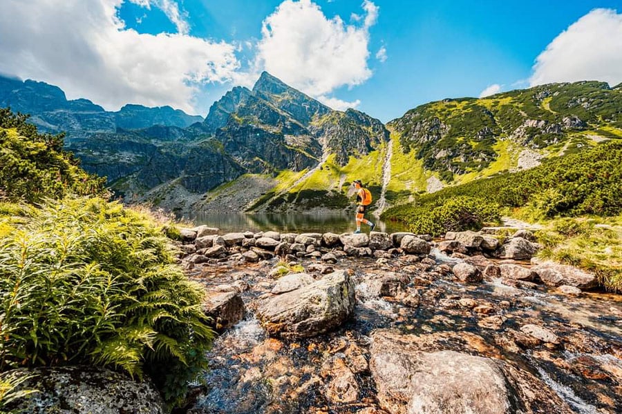 Bellissima natura con lago dall'acqua limpida