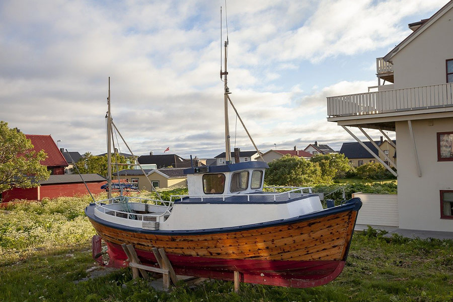 Angedocktes Boot im Hinterhof