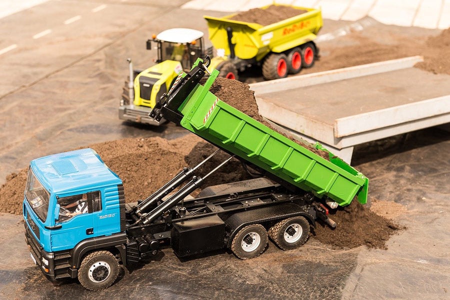 Muldenkipper mit Kran