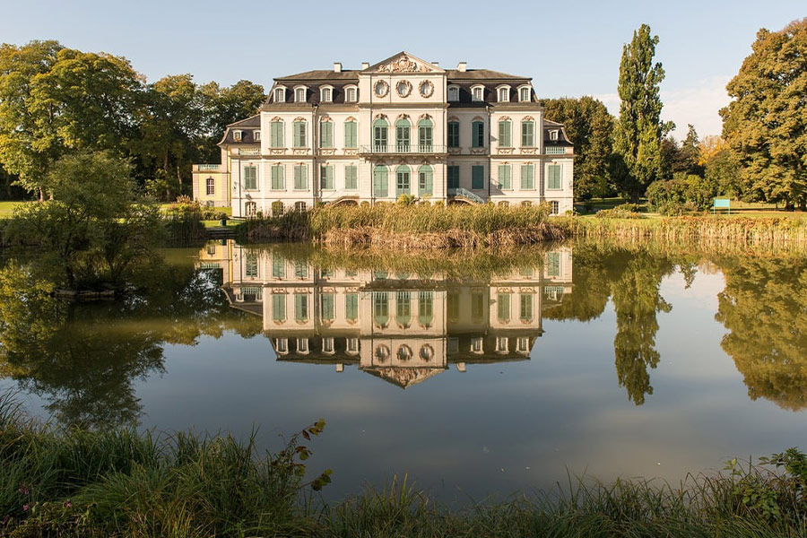 Spiegelung einer Schlossvilla