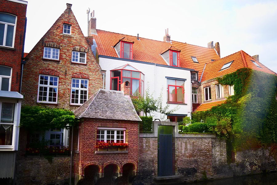 Häuser bauen mit orangefarbenem Dach