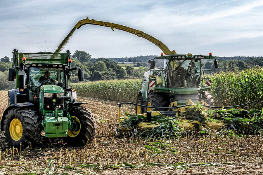 Mähdrescher Maisfeld