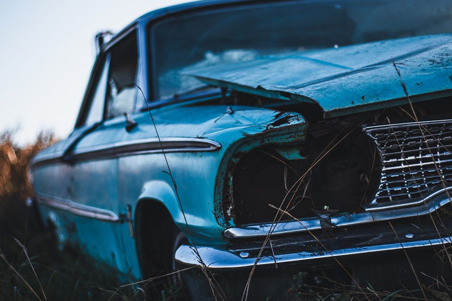 Blaues Auto verlassen