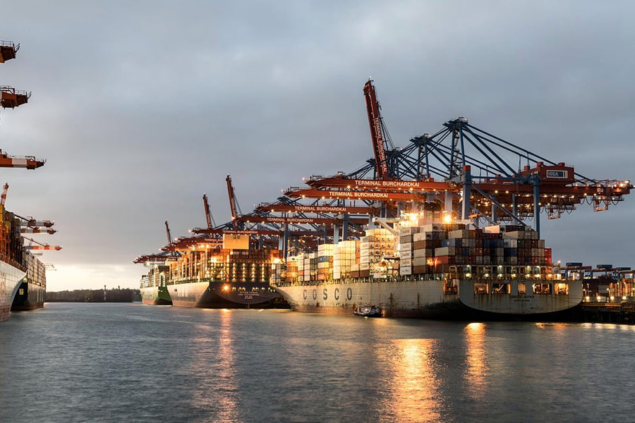 Containerschiffe bei Nacht