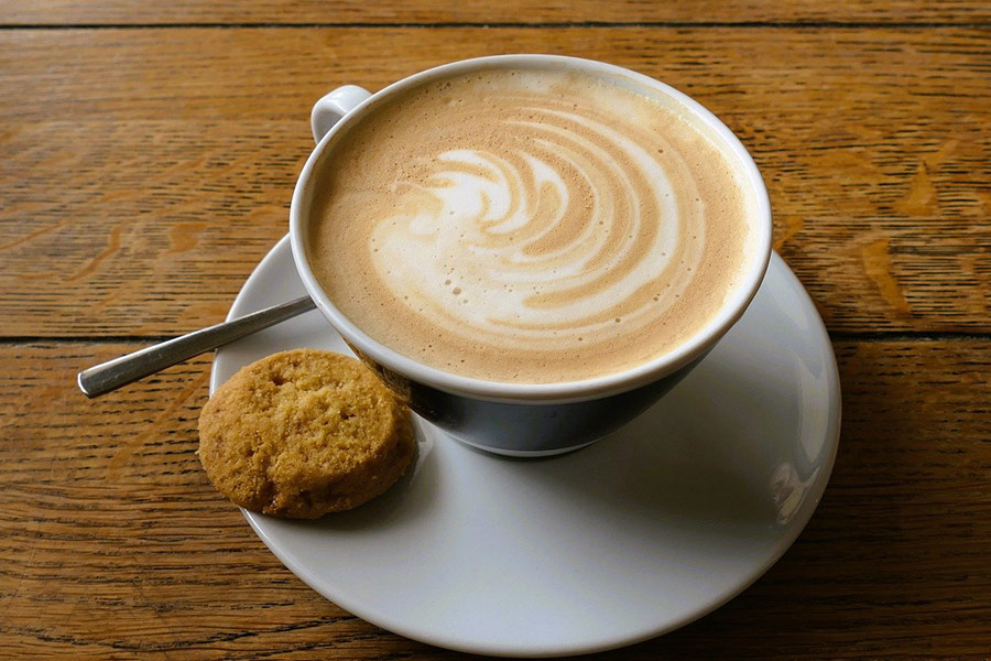 Tasse Kaffee und ein Keks