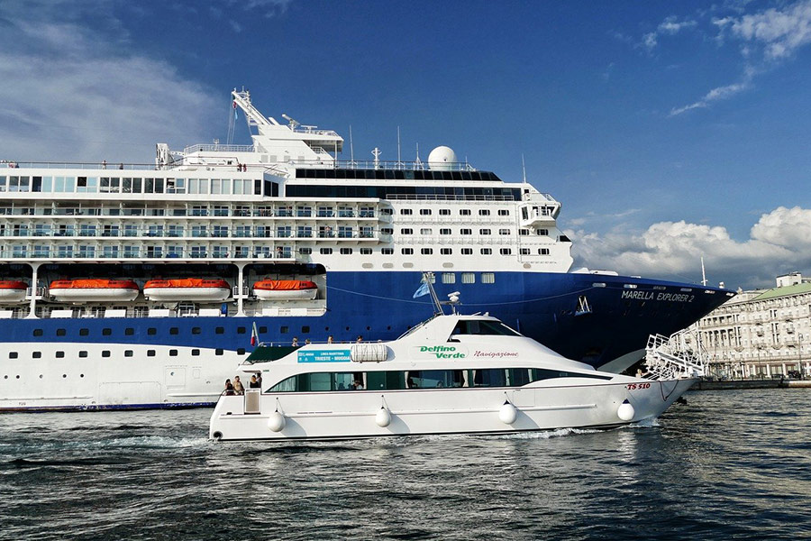 Kreuzfahrtschiff und Yacht