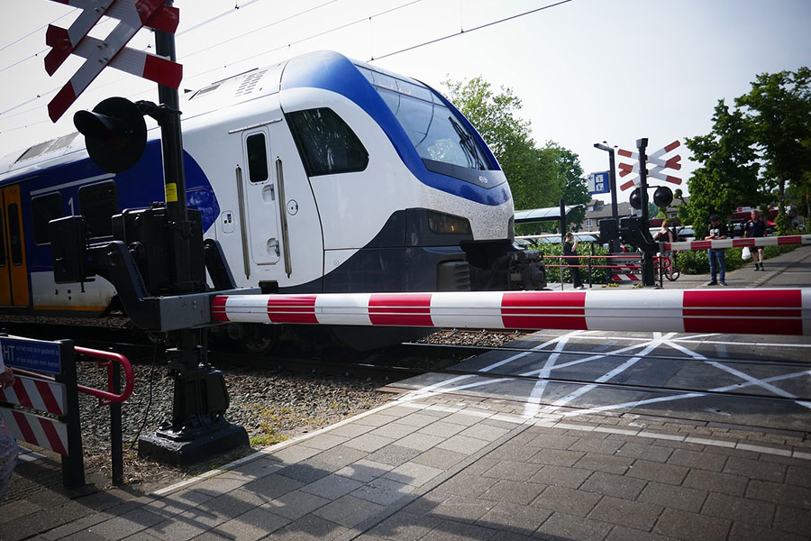 Zug Eisenbahnen überqueren Oss West Niederlande