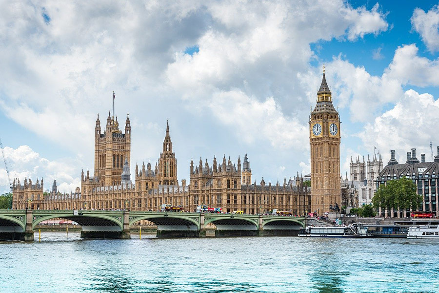 Brug rivier hoogbouw gebouw