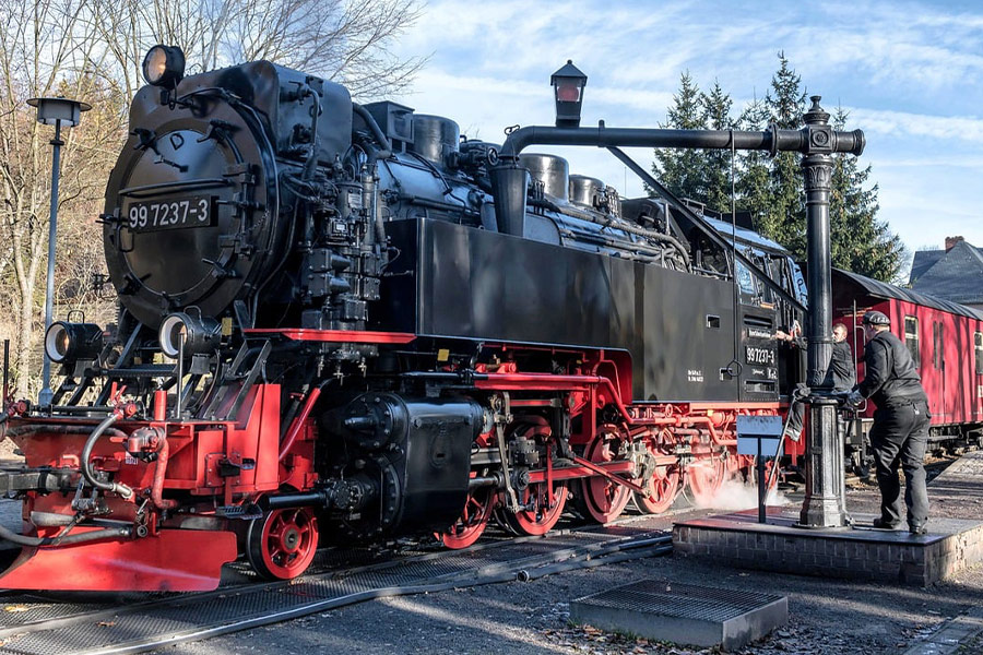 Schwarz und rot Lokomotive Dampfzug
