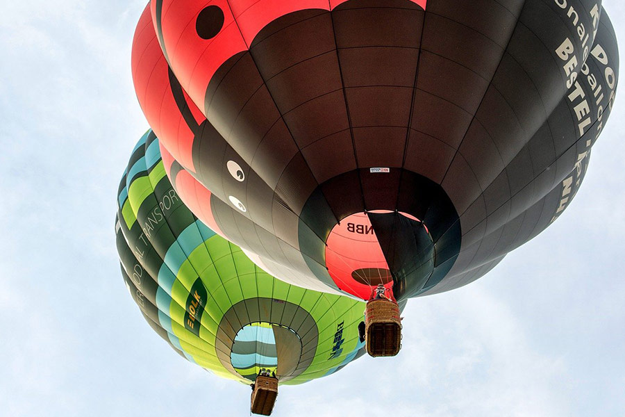 Zwei Heißluftballons am Himmel