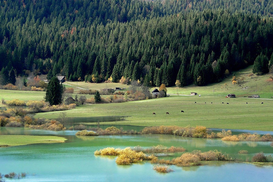 Bellissimo paesaggio naturale e lago