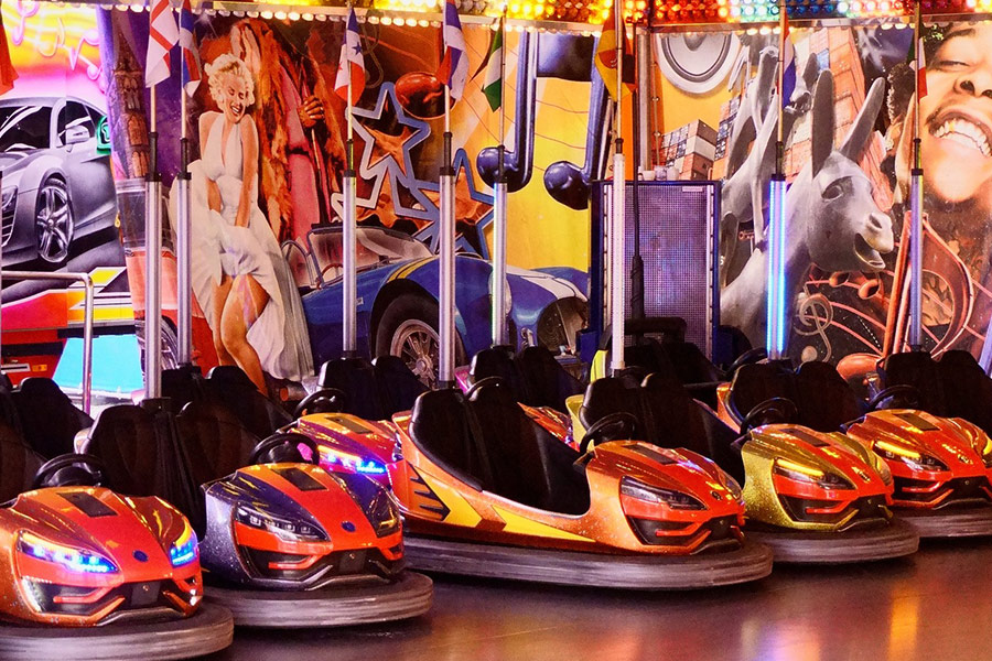 Autoscooter weichen Fahrgeschäften im Vergnügungspark aus