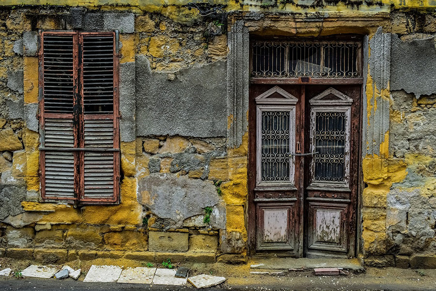 Fenster, Wand, Tür sieht aus