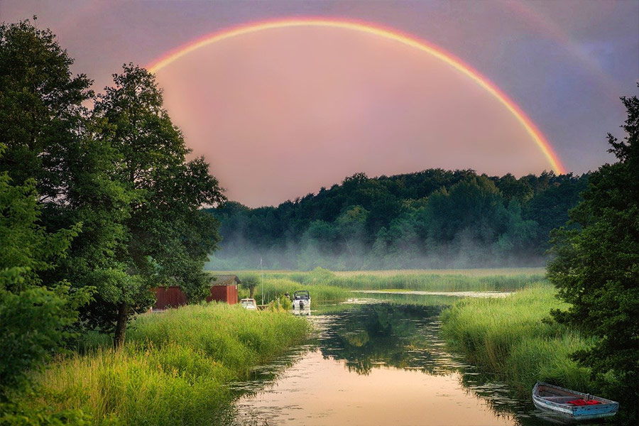 Paesaggio dell'acqua del lago con arcobaleno
