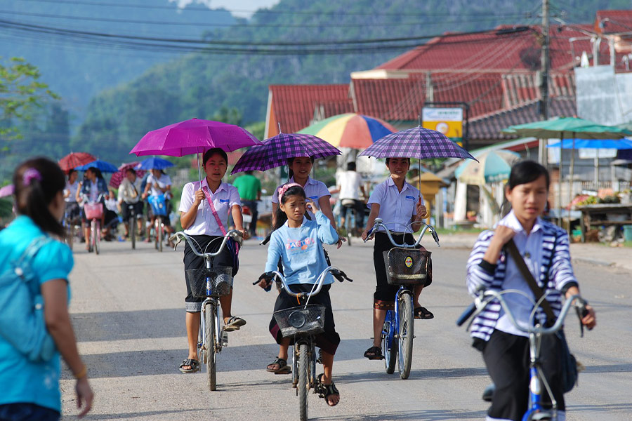 Studenten auf dem Land beim Radfahren