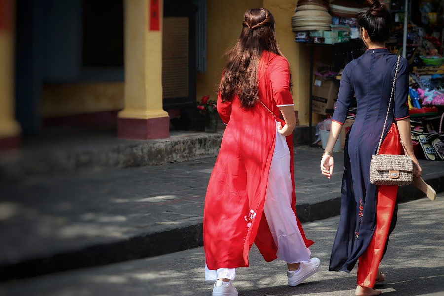 Frauen tragen traditionelle Kleidung