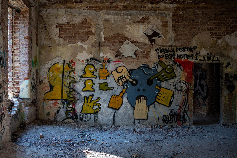 Abandoned building urbex with graffiti